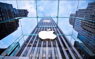 Apple becomes first company to be worth $1 trillion