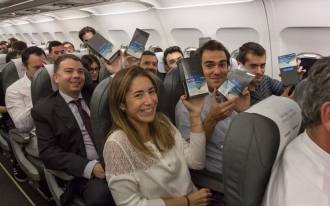 Samsung gives out free Galaxy Note 8 on plane