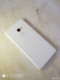El CEO de Xiaomi es quien revela más fotos del Mi Mix 2 blanco
