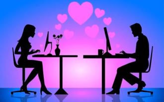 La recherche indique que les relations qui commencent en ligne sont plus heureuses et durent plus longtemps