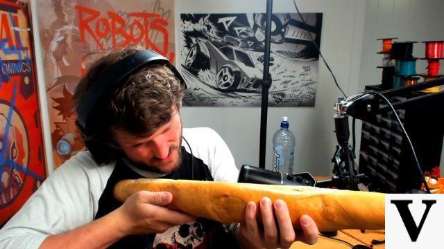 Streamer plays Call of Duty using a baguette!