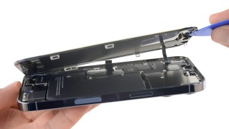L'iPhone 13 obtient des fonds d'écran montrant son intérieur après le démontage d'iFixit