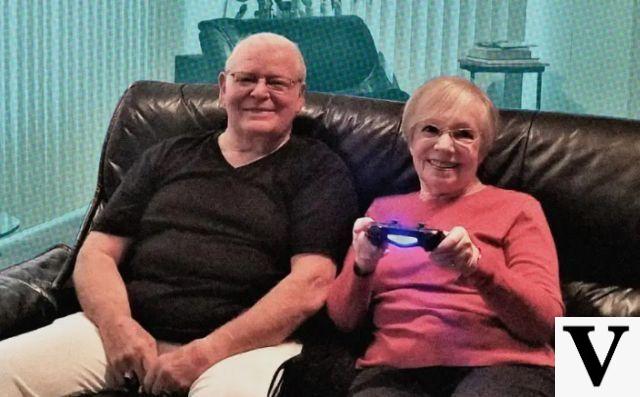 Un couple de personnes âgées veut apprendre à jouer à The Last of Us